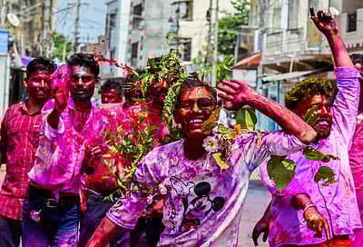 ಪರಸ್ಪರ ಬಣ್ಣ ಹಚ್ಚಿ ಸಂಭ್ರಮಿಸಿದ ಯುವಕರು  –ಪ್ರಜಾವಾಣಿ ಚಿತ್ರ/ತಾಜುದ್ಧೀನ್‌ ಆಜಾದ್‌
