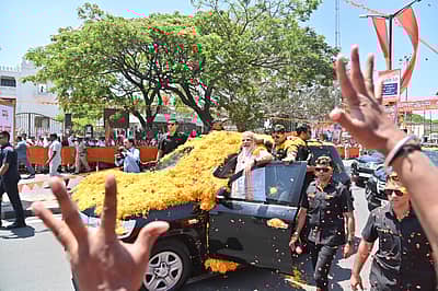 ಪ್ರಧಾನಿ ನರೇಂದ್ರ ಮೋದಿ ಅವರು ಭಾನುವಾರ ಮಂಡ್ಯ ನಗರದ ಬೆಂಗಳೂರು- ಮೈಸೂರು ರಾಷ್ಟ್ರೀಯ ಹೆದ್ದಾರಿಯಲ್ಲಿ ರೋಡ್ ಶೋ ನಡೆಸಿದರು. ಪ್ರಜಾವಾಣಿ ಚಿತ್ರ/ ಅನೂಪ್ ರಾಘ. ಟಿ.