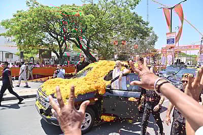 ಪ್ರಧಾನಿ ನರೇಂದ್ರ ಮೋದಿ ಅವರು ಭಾನುವಾರ ಮಂಡ್ಯ ನಗರದ ಬೆಂಗಳೂರು- ಮೈಸೂರು ರಾಷ್ಟ್ರೀಯ ಹೆದ್ದಾರಿಯಲ್ಲಿ ರೋಡ್ ಶೋ ನಡೆಸಿದರು. ಪ್ರಜಾವಾಣಿ ಚಿತ್ರ/ ಅನೂಪ್ ರಾಘ. ಟಿ.