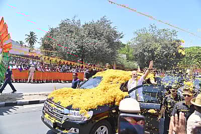 ಪ್ರಧಾನಿ ನರೇಂದ್ರ ಮೋದಿ ಅವರು ಭಾನುವಾರ ಮಂಡ್ಯ ನಗರದ ಬೆಂಗಳೂರು- ಮೈಸೂರು ರಾಷ್ಟ್ರೀಯ ಹೆದ್ದಾರಿಯಲ್ಲಿ ರೋಡ್ ಶೋ ನಡೆಸಿದರು. ಪ್ರಜಾವಾಣಿ ಚಿತ್ರ/ ಅನೂಪ್ ರಾಘ. ಟಿ.