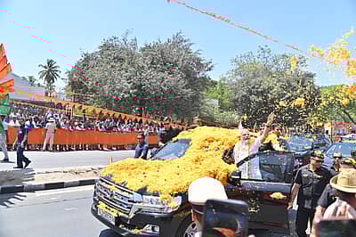 ಪ್ರಧಾನಿ ನರೇಂದ್ರ ಮೋದಿ ಅವರು ಭಾನುವಾರ ಮಂಡ್ಯ ನಗರದ ಬೆಂಗಳೂರು- ಮೈಸೂರು ರಾಷ್ಟ್ರೀಯ ಹೆದ್ದಾರಿಯಲ್ಲಿ ರೋಡ್ ಶೋ ನಡೆಸಿದರು. ಪ್ರಜಾವಾಣಿ ಚಿತ್ರ/ ಅನೂಪ್ ರಾಘ. ಟಿ.