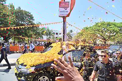 ಪ್ರಧಾನಿ ನರೇಂದ್ರ ಮೋದಿ ಅವರು ಭಾನುವಾರ ಮಂಡ್ಯ ನಗರದ ಬೆಂಗಳೂರು- ಮೈಸೂರು ರಾಷ್ಟ್ರೀಯ ಹೆದ್ದಾರಿಯಲ್ಲಿ ರೋಡ್ ಶೋ ನಡೆಸಿದರು. ಪ್ರಜಾವಾಣಿ ಚಿತ್ರ/ ಅನೂಪ್ ರಾಘ. ಟಿ.