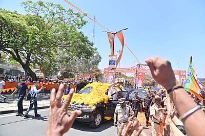 ಪ್ರಧಾನಿ ನರೇಂದ್ರ ಮೋದಿ ಅವರು ಭಾನುವಾರ ಮಂಡ್ಯ ನಗರದ ಬೆಂಗಳೂರು- ಮೈಸೂರು ರಾಷ್ಟ್ರೀಯ ಹೆದ್ದಾರಿಯಲ್ಲಿ ರೋಡ್ ಶೋ ನಡೆಸಿದರು. ಪ್ರಜಾವಾಣಿ ಚಿತ್ರ/ ಅನೂಪ್ ರಾಘ. ಟಿ.