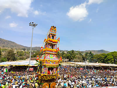 ದೇವಾಲಯದ ಆವರಣದಲ್ಲಿ ಕಿಕ್ಕಿರಿದು ಸೇರಿದ್ದ ಭಕ್ತರು ನಾಣ್ಯ, ಹಣ್ಣು ಧವಸವನ್ನು ತೇರಿಗೆ ಎಸೆದು ಹರಕೆ ತೀರಿಸಿದರು. 'ಉಘೇ ಉಘೇ ಮಾದಪ್ಪ' 'ಮಾಯ್ಕಾರ ಮಾದಪ್ಪನಿಗೆ ಉಘೇ' ಎಂಬ ಘೋಷಣೆಗಳು ಬೆಟ್ಟದಾದ್ಯಂತ ಮಾರ್ದನಿಸಿತು.