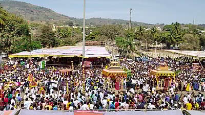 ಬೆಳಿಗ್ಗೆ ರಥೋತ್ಸವ ಆರಂಭವಾಯಿತು. ನೂರಾರು ಭಕ್ತರು, ಕ್ಷೇತ್ರ ಅಭಿವೃದ್ಧಿ ಪ್ರಾಧಿಕಾರದ ಸಿಬ್ಬಂದಿ ದೇವಾಲಯದ ಸುತ್ತ ಒಂದು ಬಾರಿ ತೇರನ್ನು ಎಳೆದರು.