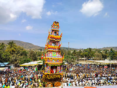 ಮಹದೇಶ್ವರ ಸ್ವಾಮಿಯ ಉತ್ಸವ ಮೂರ್ತಿಯ ಮೆರವಣಿಗೆ ನಡೆಸಿದ ಬಳಿಕ, ಅಲಂಕೃತ ತೇರಿನಲ್ಲಿ  ಮೂರ್ತಿಯನ್ನು ಪ್ರತಿಷ್ಠಾಪಿಸಿ ಪೂಜೆ ಸಲ್ಲಿಸಲಾಯಿತು.