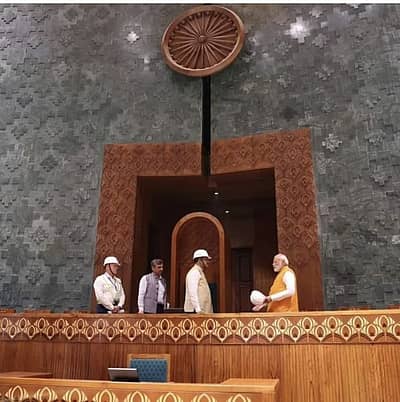 ಸಂಸತ್ತು ಭವನದಲ್ಲಿನ  ಸಭಾಪತಿ ಕುಳಿತುಕೊಳ್ಳುವ ಸ್ಥಳವನ್ನು ಪರಿಶೀಲಿಸಿದರು.