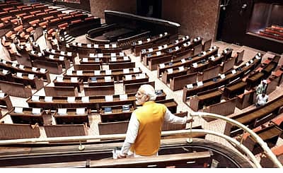 ಹೊಸ ಸಂಸತ್ತು ಭವನವನ್ನು ವೀಕ್ಷಿಸುತ್ತಿರುವ ಮೋದಿ