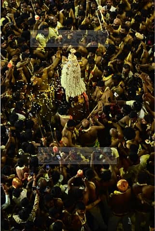 ದ್ರೌಪದಿದೇವಿ ಕರಗ ಶಕ್ತ್ಯೋತ್ಸವ ಅಂಗವಾಗಿ ಬೆಂಗಳೂರು ನಗರದ ಧರ್ಮರಾಯಸ್ವಾಮಿ ದೇವಸ್ಥಾನದಲ್ಲಿ ಧಾರ್ಮಿಕ ಕಾರ್ಯಕ್ರಮಗಳು ನೆರವೇರಿದವು  –ಪ್ರಜಾವಾಣಿ ಚಿತ್ರ/ ಕಿಶೋರ್‌ ಕುಮಾರ್ ಬೋಳಾರ್