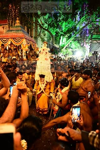 ದ್ರೌಪದಿದೇವಿ ಕರಗ ಶಕ್ತ್ಯೋತ್ಸವ ಅಂಗವಾಗಿ ಬೆಂಗಳೂರು ನಗರದ ಧರ್ಮರಾಯಸ್ವಾಮಿ ದೇವಸ್ಥಾನದಲ್ಲಿ ಧಾರ್ಮಿಕ ಕಾರ್ಯಕ್ರಮಗಳು ನೆರವೇರಿದವು  –ಪ್ರಜಾವಾಣಿ ಚಿತ್ರ/ ಕಿಶೋರ್‌ ಕುಮಾರ್ ಬೋಳಾರ್