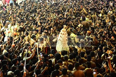 ದ್ರೌಪದಿದೇವಿ ಕರಗ ಶಕ್ತ್ಯೋತ್ಸವ ಅಂಗವಾಗಿ ಬೆಂಗಳೂರು ನಗರದ ಧರ್ಮರಾಯಸ್ವಾಮಿ ದೇವಸ್ಥಾನದಲ್ಲಿ ಧಾರ್ಮಿಕ ಕಾರ್ಯಕ್ರಮಗಳು ನೆರವೇರಿದವು  –ಪ್ರಜಾವಾಣಿ ಚಿತ್ರ/ ಕಿಶೋರ್‌ ಕುಮಾರ್ ಬೋಳಾರ್