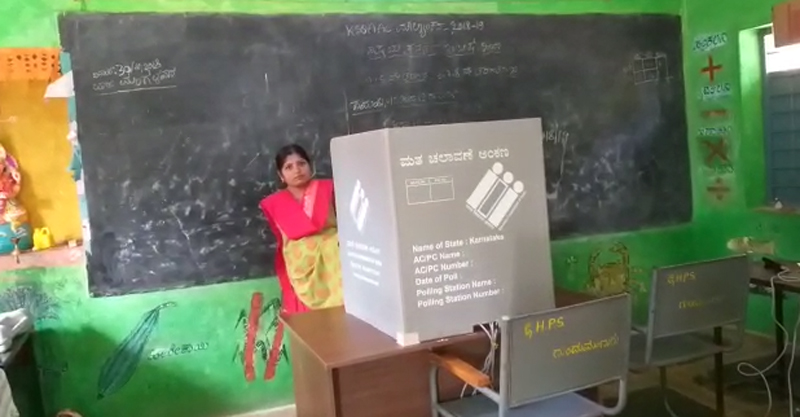 ಎರಡೂ ಕೈಗಳಿಲ್ಲದ ಲಕ್ಷ್ಮೀದೇವಿ ಕಾಲಿನಿಂದ ಮತ ಚಲಾಯಿಸಿದರು.