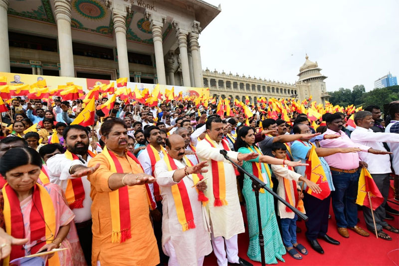 ವಿಧಾನಸೌಧದ ಮೆಟ್ಟಿಲುಗಳ ಮೇಲೆ ನಡೆದ ಕೋಟಿ ಕಂಠ ಗಾಯನ ಕಾರ್ಯಕ್ರಮ