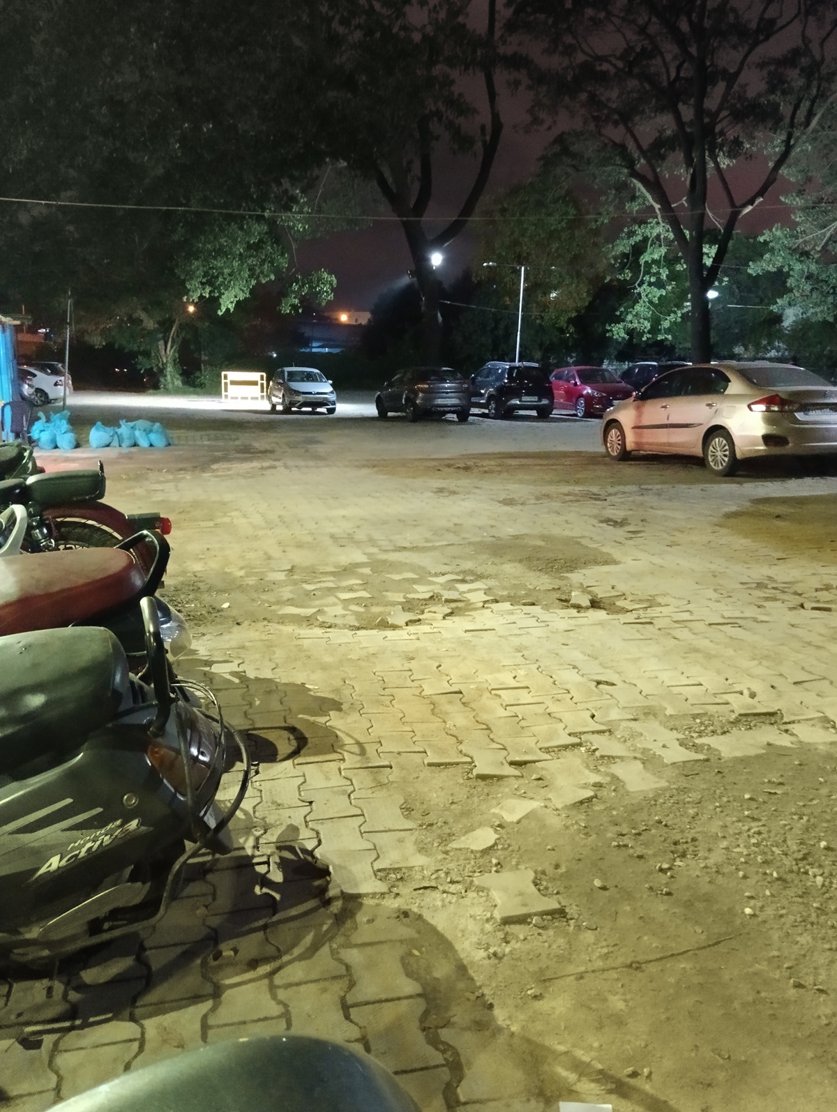 ಪೋಕೊ ಎಂ5 ಮೂಲಕ ರಾತ್ರಿ ವೇಳೆ ಕ್ಲಿಕ್ ಮಾಡಿದಒಂದು ಚಿತ್ರ (ಮೆಟ್ರೋ ಸ್ಟೇಶನ್ ಸಮೀಪದ ವಾಹನ ಪಾರ್ಕಿಂಗ್).