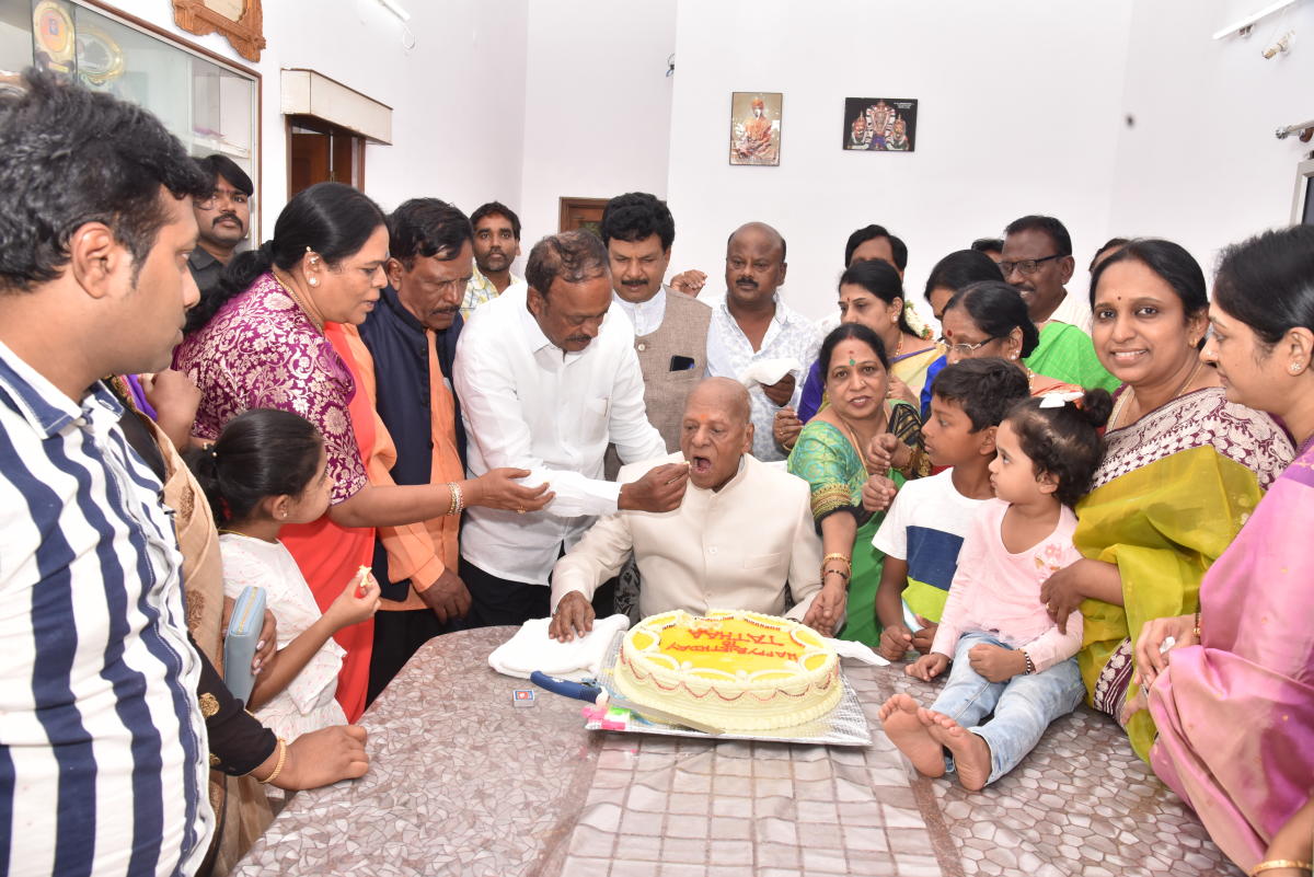 ಕುಟುಂಬದ ಸದಸ್ಯರೊಟ್ಟಿಗೆ ಜನ್ಮ ದಿನ ಆಚರಿಸಿಕೊಳ್ಳುತ್ತಿರುವ ಆರ್‌.ಎಲ್‌. ಜಾಲಪ್ಪ