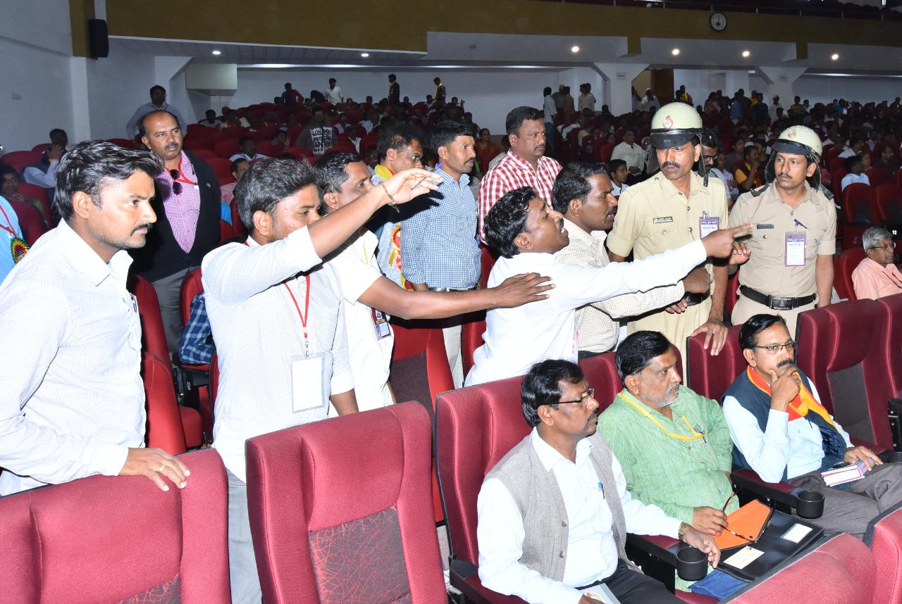 ಮಾಳವಿಕಾ ಅವರ ಮಾತಿಗ ಸಭಿಕರು ಆಕ್ಷೇಪಿದರು.