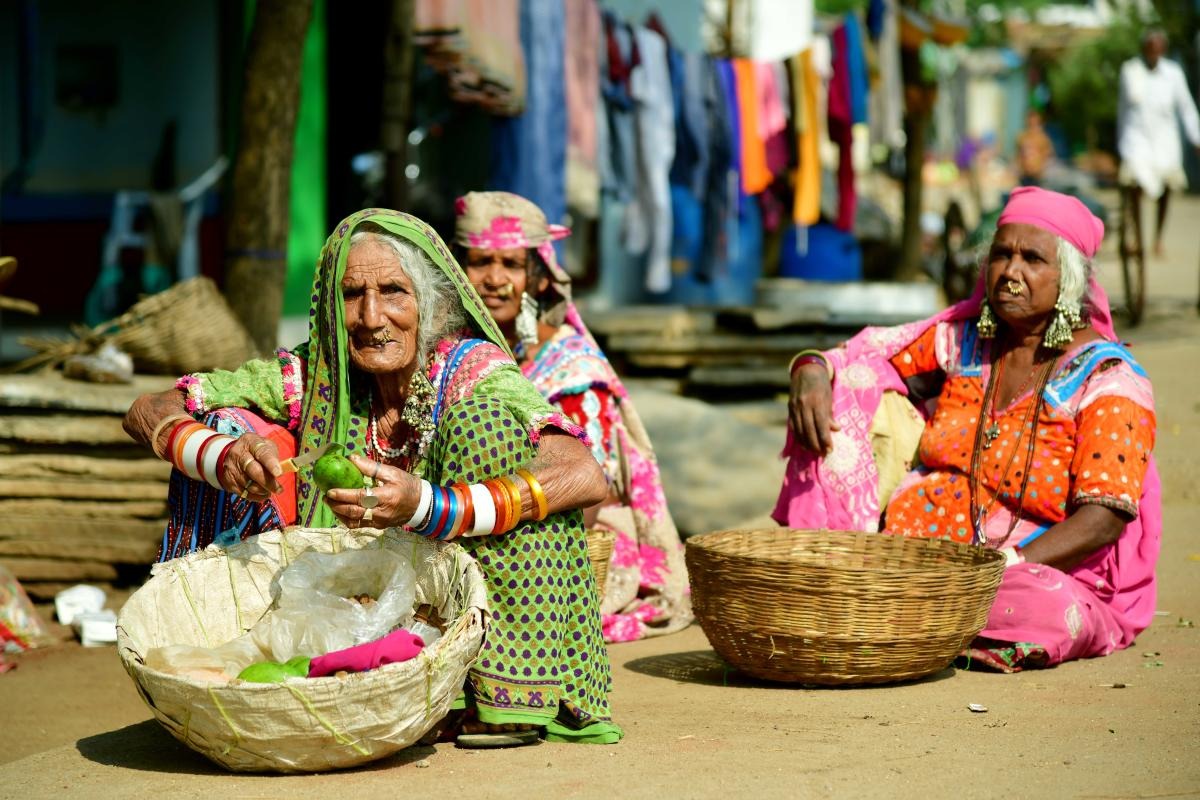 ಕಾಡು ಹಣ್ಣು ಹೆಚ್ಚಿ... ಉಪ್ಪು–ಖಾರ ಹಚ್ಚಿ...