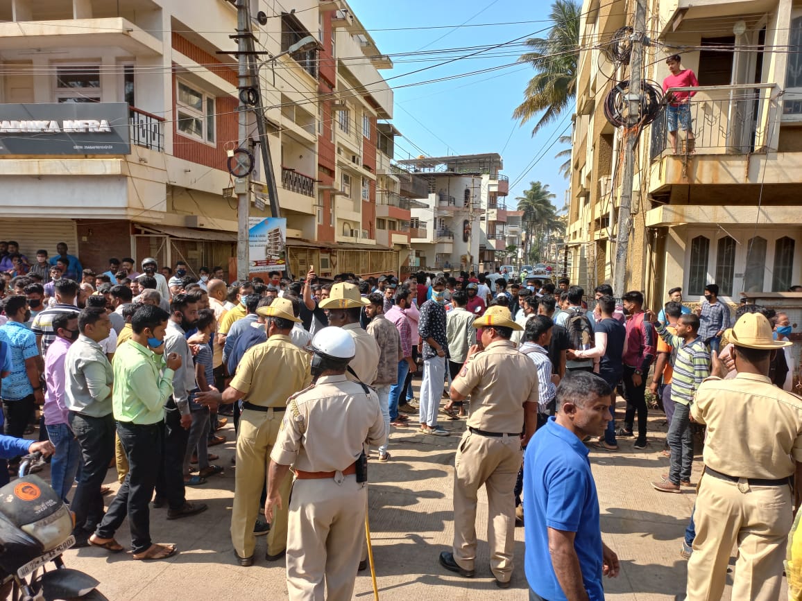 ಬೆಳಗಾವಿಯ ಛತ್ರಪತಿ‌‌ ಶಿವಾಜಿ ಉದ್ಯಾನದ ‌ಬಳಿ ನೆರೆದಿದ್ದ ಎಂಇಎಸ್ ಕಾರ್ಯಕರ್ತರನ್ನು ಪೊಲೀಸರು ‌ಸ್ಥಳದಿಂದ‌ ಕಳುಹಿಸಿದರು.