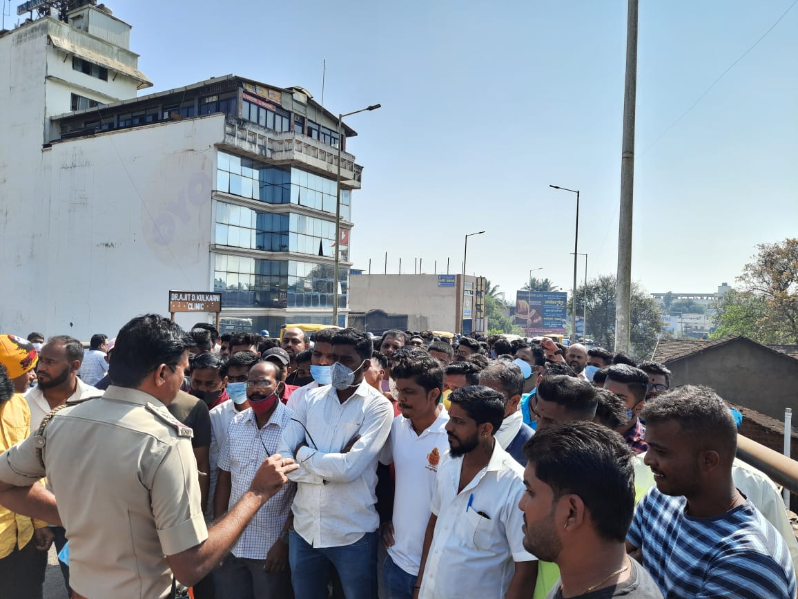 ಬೆಳಗಾವಿಯ ಕಪಿಲೇಶ್ವರ ಮೇಲ್ಸೇತುವೆಯಲ್ಲಿ‌ ಮೆರವಣಿಗೆಯಲ್ಲಿ ತೆರಳುತ್ತಿದ್ದ ಎಂಇಎಸ್ ಕಾರ್ಯಕರ್ತರನ್ನು ಪೊಲೀಸರು ತಡೆದರು. ನಿಷೇಧಾಜ್ಞೆ ಜಾರಿ ಇರುವುದರಿಂದ ಮೆರವಣಿಗೆಗೆ ಅವಕಾಶ ಇಲ್ಲ ಎಂದು ಪೊಲೀಸರು ತಿಳಿಸಿದರು. ಐವರಿಗಿಂತ ಜಾಸ್ತಿ ಜನ ಗುಂಪು ಸೇರಿದರೆ ಕಾನೂನು ಕ್ರಮ ಜರುಗಿಸಬೇಕಾಗುತ್ತದೆ ಎಂದು ಎಚ್ಚರಿಕೆ ನೀಡಿದರು.