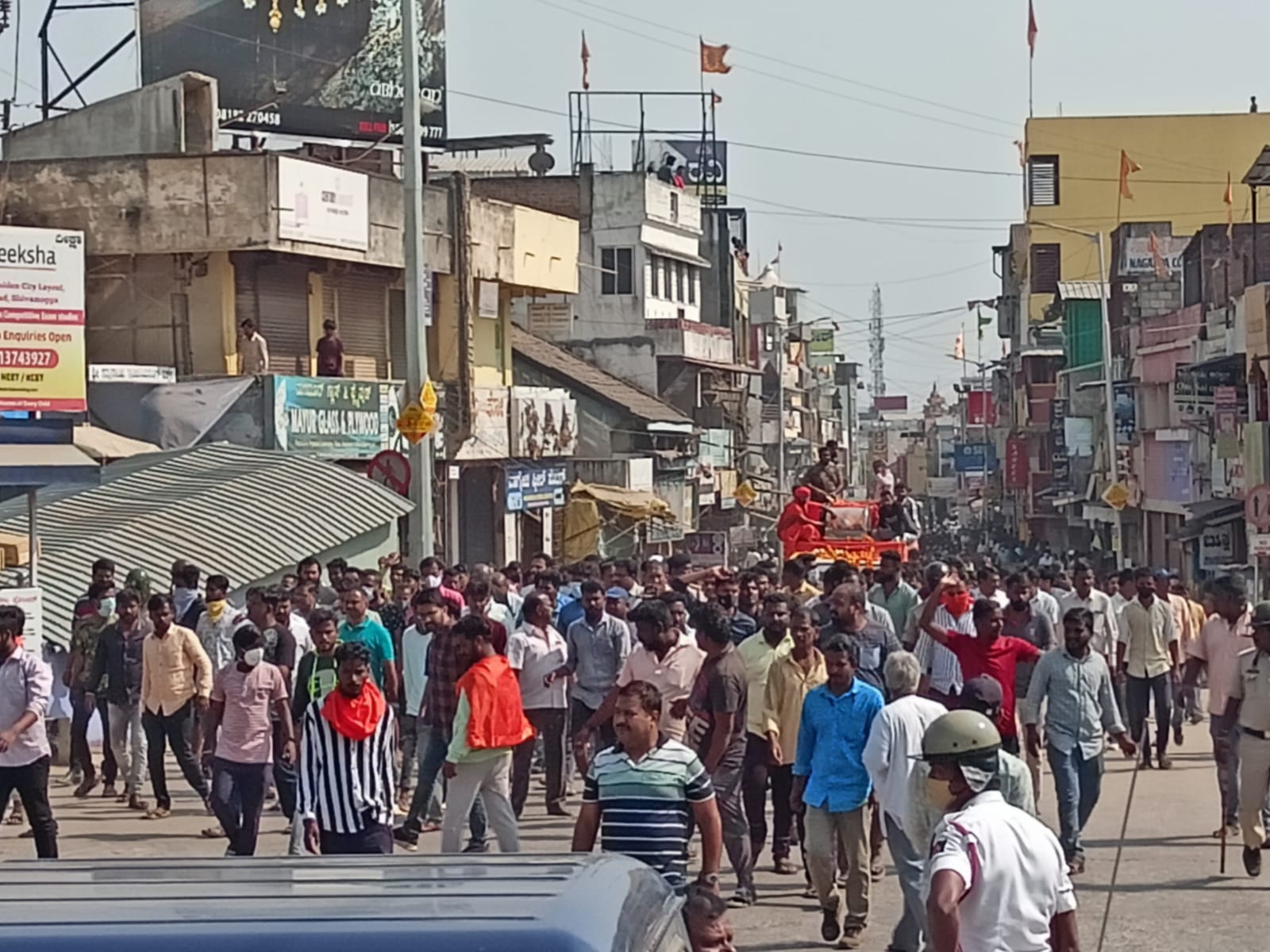 ಮೆರವಣಿಗೆಯಲ್ಲಿ ಸಚಿವರಾದ ಕೆ.ಎಸ್.ಈಶ್ವರಪ್ಪ, ಸಂಸದ ಬಿ.ವೈ.ರಾಘವೇಂದ್ರ ಭಾಗವಹಿಸಿದ್ದರು.