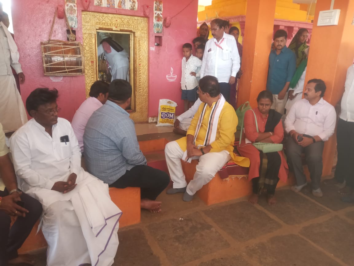 ದೇವತ್ಕಲ್ ಗ್ರಾಮದಲ್ಲಿರುವ ದೇವಸ್ಥಾನಕ್ಕೆ ತೆರಳಿದ ಸಚಿವರು