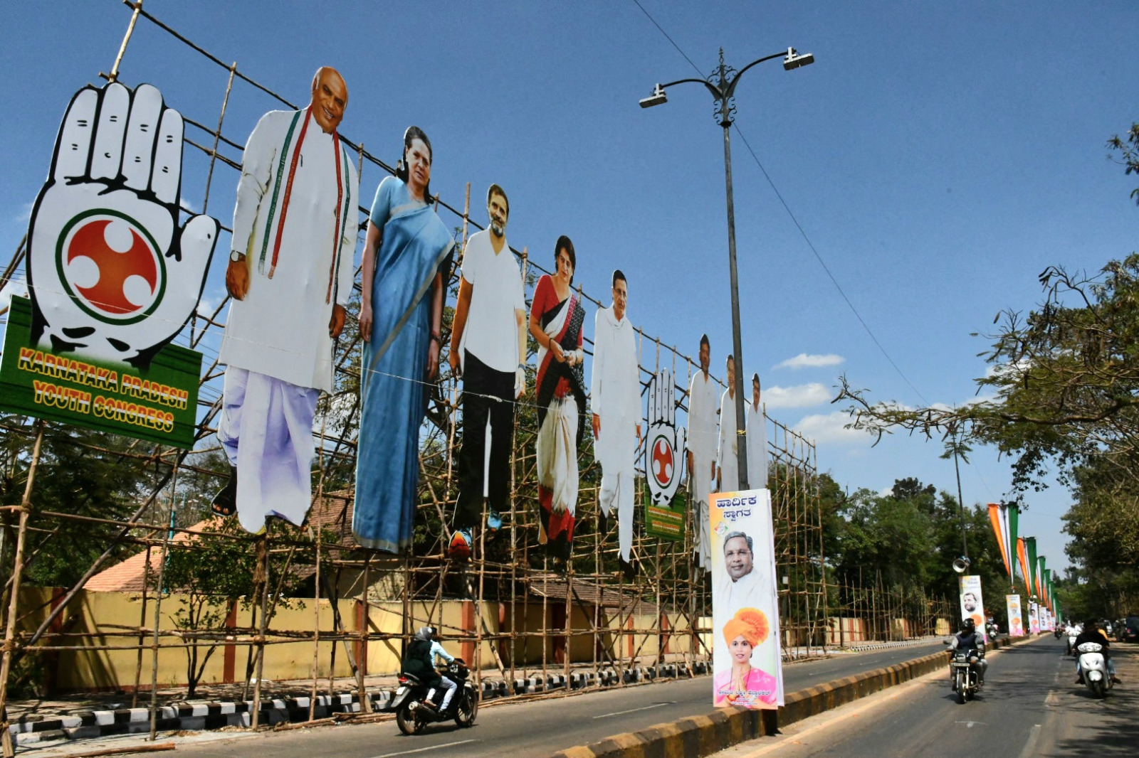 ಕಾಂಗ್ರೆಸ್‌ ನಾಯಕ ರಾಹುಲ್‌ ಗಾಂಧಿ ಅವರಿಗೆ ಸ್ವಾಗತ ಕೋರಿ ಬೆಳಗಾವಿಯಲ್ಲಿ ಅಳವಡಿಸಿದ ಕಟೌಟ್‌ಗಳು/‌ಪ್ರಜಾವಾಣಿ ಚಿತ್ರ:ಏಕನಾಥ ಅಗಸಿಮನಿ