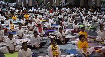 ರಾಜಾಂಗಣದಲ್ಲಿ ನಡೆದ ಅಂತರ ರಾಷ್ಟ್ರೀಯ ಯೋಗ ದಿನಾಚರಣೆ ಕಾರ್ಯಕ್ರಮದಲ್ಲಿ ಯೋಗಪಟುಗಳು ಯೋಗಾಸನ ಮಾಡಿದರು. ಪ್ರಜಾವಾಣಿ ಚಿತ್ರ