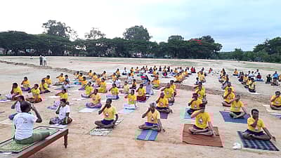 ಅಂತರರಾಷ್ಟ್ರೀಯ ಯೋಗ ದಿನಾಚರಣೆ ಅಂಗವಾಗಿ ಕೊರಟಗೆರೆ ಪತಂಜಲಿ‌ಯೋಗ ಶಿಕ್ಷಣ ಸಮಿತಿ‌ ವತಿಯಿಂದ ಜೂನಿಯರ್ ಕಾಲೇಜು ಮೈದಾನದಲ್ಲಿ ಸಾಮೂಹಿಕ ಯೋಗ ನಡೆಸಲಾಯಿತು.