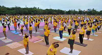 ತುಮಕೂರು ಸರ್ಕಾರಿ ಜೂನಿಯರ್ ಕಾಲೇಜು ಮೈದಾನದಲ್ಲಿ ನಡೆದ ಯೋಗದಿನಾಚರಣೆ ಕಾರ್ಯಕ್ರಮದಲ್ಲಿ ನೂರಾರು ಮಂದಿ ಯೋಗ ಅಭ್ಯಾಸ ಮಾಡಿದರು