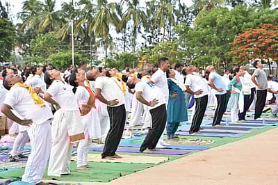 ಚಿಕ್ಕಬಳ್ಳಾಪುರದ ಜಿಲ್ಲಾ ಕ್ರೀಡಾಂಗಣದಲ್ಲಿ ಯೋಗ ಮಾಡುವ ಮೂಲಕ ದೇಹ ದಂಡಿಸಿದ ಅಧಿಕಾರಿಗಳು