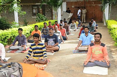 ಚಿತ್ರದುರ್ಗದ ಜಿಲ್ಲಾ ಕಾರಾಗೃಹದಲ್ಲಿ ಗುರುವಾರ ಅಂತರರಾಷ್ಟ್ರೀಯ ಯೋಗ ದಿನಾಚರಣೆ ಆಚರಿಸಲಾಯಿತು.