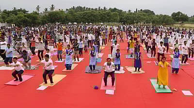 ಹೆಚ್ಚುವರಿ ಜಿಲ್ಲಾ ಪೊಲೀಸ್‌ ವರಿಷ್ಠಾಧಿಕಾರಿ ವಿಕ್ರಮ್‌ ಆಮ್ಟೆ, ಜಿಲ್ಲಾ ಪಂಚಾಯಿತಿ ಮುಖ್ಯಕಾರ್ಯನಿರ್ವಾಹಕ ಅಧಿಕಾರಿ ಡಾ. ಕೆ. ಹರೀಶ್‌ ಕುಮಾರ್‌, ಜಿಲ್ಲಾ ಪೊಲೀಸ್‌ ವರಿಷ್ಠಾಧಿಕಾರಿ ಧರ್ಮೇಂದ್ರ ಕುಮಾರ್‌ ಮೀನಾ, ಹೆಚ್ಚುವರಿ ಜಿಲ್ಲಾಧಿಕಾರಿ ಕೆ.ಎಂ. ಗಾಯತ್ರಿ ಹಾಗೂ ನೂರಾರು ವಿದ್ಯಾರ್ಥಿಗಳು ಯೋಗಾಸನ ಮಾಡಿದರು