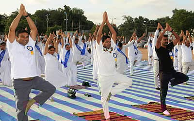 ಬಳ್ಳಾರಿಯ ಮುನ್ಸಿಪಲ್‌ ಕಾಲೇಜು ಮೈದಾನದಲ್ಲಿ ಗುರುವಾರ ನಡೆದ ಯೋಗ ದಿನಾಚರಣೆಯಲ್ಲಿ ವೃಶ್ಚಿಕಾಸನ ಹಾಕಿದ ಜಿಲ್ಲಾಪಂಚಾಯತಿ ಮುಖ್ಯ ಕಾರ್ಯನಿರ್ವಹಣಾಧಿಕಾರಿ ಡಾ.ಕೆ.ವಿ.ರಾಜೇಂದ್ರ, ಜಿಲ್ಲಾಧಿಕಾರಿ ಡಾ.ವಿ.ರಾಮಪ್ರಸಾದ್‌ ಮನೋಹರ್‌ ಮತ್ತು ಜಿಲ್ಲಾ ಪೊಲೀಸ್‌ ವರಿಷ್ಠಾಧಿಕಾರಿ ಅರುಣ್‌ ರಂಗರಾಜನ್‌.