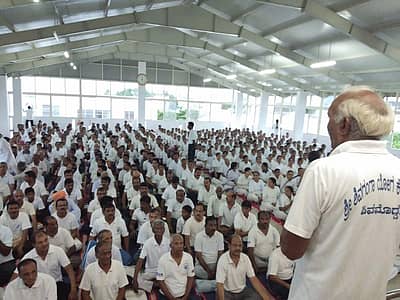 ಕಲ್ಲಹಳ್ಳಿಯ ಶ್ರೀಶಿವಗಂಗಾ ಯೋಗಾ ಕೇಂದ್ರದಲ್ಲಿ ಯೋಗ ದಿನಾಚರಣೆಯನ್ನು ಆಚರಿಸಲಾಯಿತು. ಯೋಗಾಚಾರ್ಯ ಸಿ.ವಿ.ರುದ್ರಾರಾಧ್ಯ, ಎಪಿಎಂಸಿ ಅಧ್ಯಕ್ಷ ಎಸ್.ಎಸ್.ಜ್ಯೋತಿಪ್ರಕಾಶ್, ಕಲಗೋಡು ರತ್ನಾಕರ್, ಜಗದೀಶ್ ಉಪಸ್ಥಿತರಿದ್ದರು.