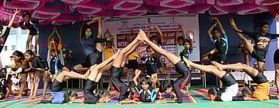 ಜಿಲ್ಲಾ ಕ್ರೀಡಾಂಗಣದಲ್ಲಿ ತುಳಸಿಗೇರಿಯ ಸರ್ಕಾರಿಪ್ರೌಢ ಶಾಲೆಯ ಮಕ್ಕಳು ನಡೆಸಿಕೊಟ್ಟ ಯೋಗ ನೃತ್ಯ ಪ್ರದರ್ಶನದ ಝಲಕ್.