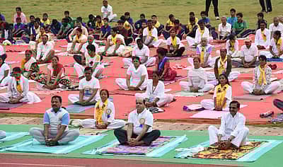 ಧಾರವಾಡ ಆರ್‌.ಎನ್‌. ಶೆಟ್ಟಿ ಕ್ರೀಡಾಂಗಣದಲ್ಲಿ ವಿವಿಧ ಸಂಘ–ಸಂಸ್ಥೆಗಳ ಆಶ್ರಯದಲ್ಲಿ ಹಮ್ಮಿಕೊಂಡಿದ್ದ ಅಂತರ ರಾಷ್ಟ್ರೀಯ ಯೋಗ ದಿನಾಚರಣೆ ಕಾರ್ಯಕ್ರಮದಲ್ಲಿ ಶಾಸಕ ಸಿ.ಎಂ. ನಿಂಬಣ್ಣವರ, ಜಿಲ್ಲಾಧಿಕಾರಿ ಡಾ. ಎಸ್‌.ಬಿ. ಬೊಮ್ಮನಹಳ್ಳಿ ಹಾಗೂ ಸಾರ್ವಜನಿಕರು ಯೋಗಾಭ್ಯಾಸ ಮಾಡಿದರು.