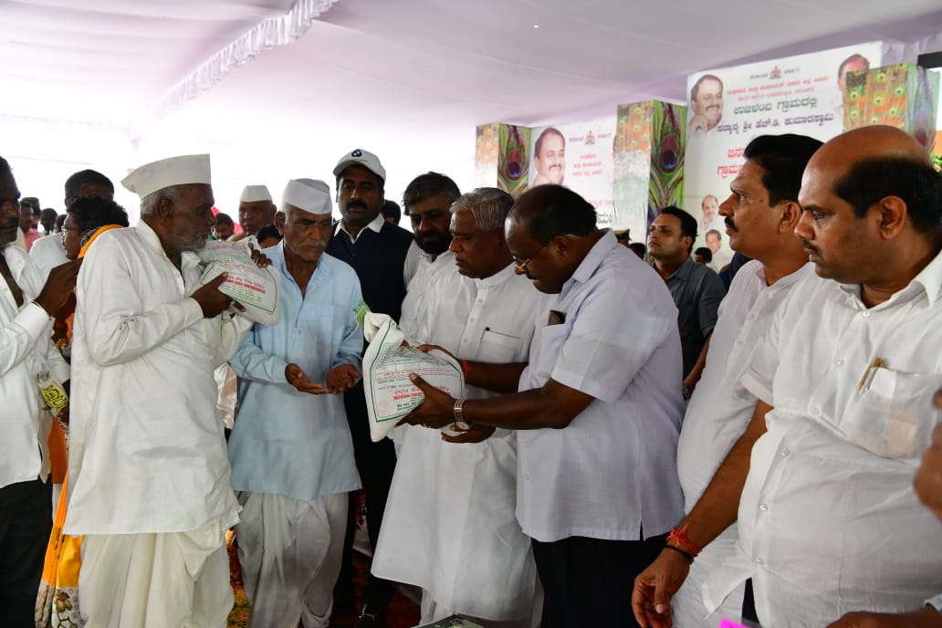 ಫಲಾನುಭವಿಗಳಿಗೆ ಸವಲತ್ತು ವಿತರಣೆ