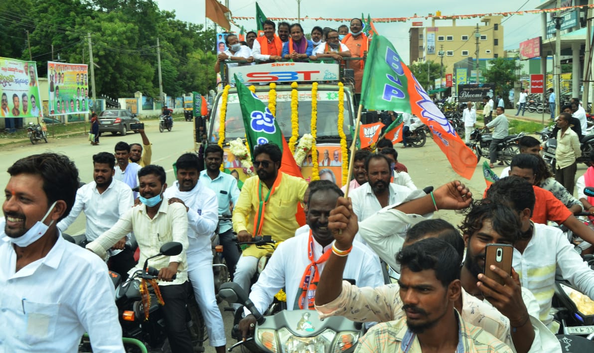 ಯಾದಗಿರಿಯ ಅಂಬೇಡ್ಕರ್ ವೃತ್ತದ ಬಳಿ ಜನಾರ್ಶೀವಾದ ಯಾತ್ರೆ ಅಂಗವಾಗಿ ಬಿಜೆಪಿ ಯುವ ಮೋರ್ಚಾದಿಂದ ಆಯೋಜಿಸಿದ್ದ ಬೈಕ್ ರ್ಯಾಲಿ
