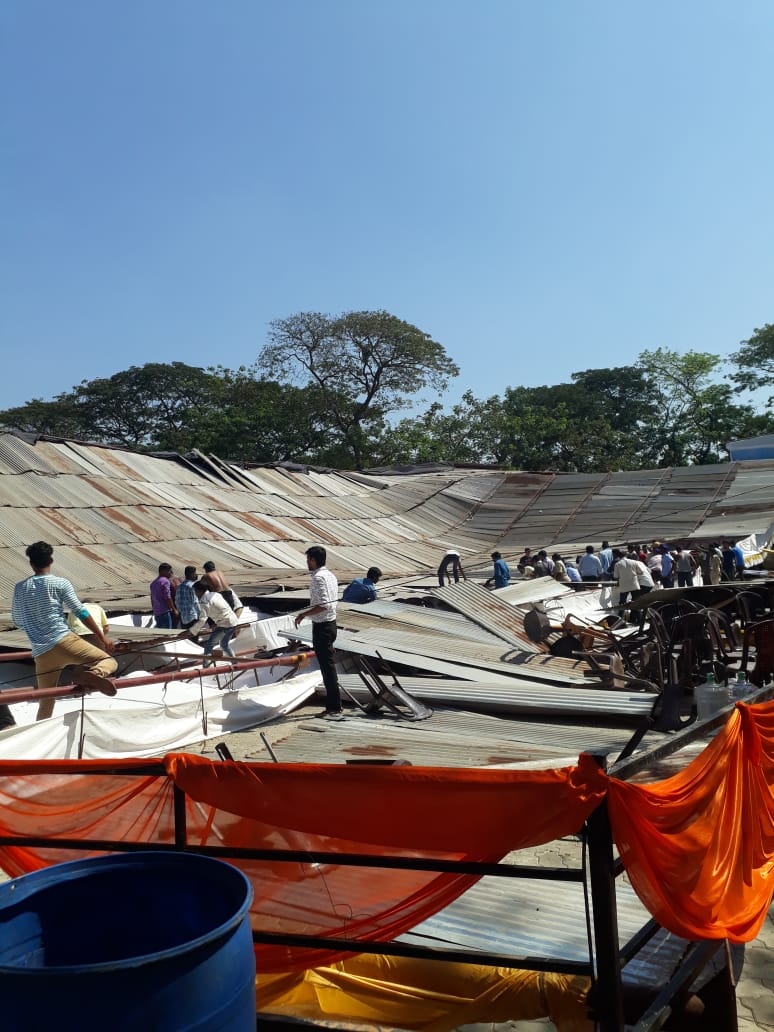 ವೇದಿಕೆ ಕುಸಿದಿರುವುದು.