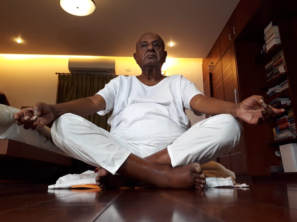 ಮನೆಯಲ್ಲಿ ದೇವೇಗೌಡರ ಯೋಗಾಭ್ಯಾಸ