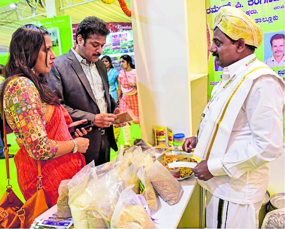ಮೈಸೂರು ಪೇಟ ತೊಟ್ಟು ಗ್ರಾಹಕರನ್ನು ಸೆಳೆಯುತ್ತಿರುವ ರೈತ ಶ್ರೀನಿವಾಸ್
