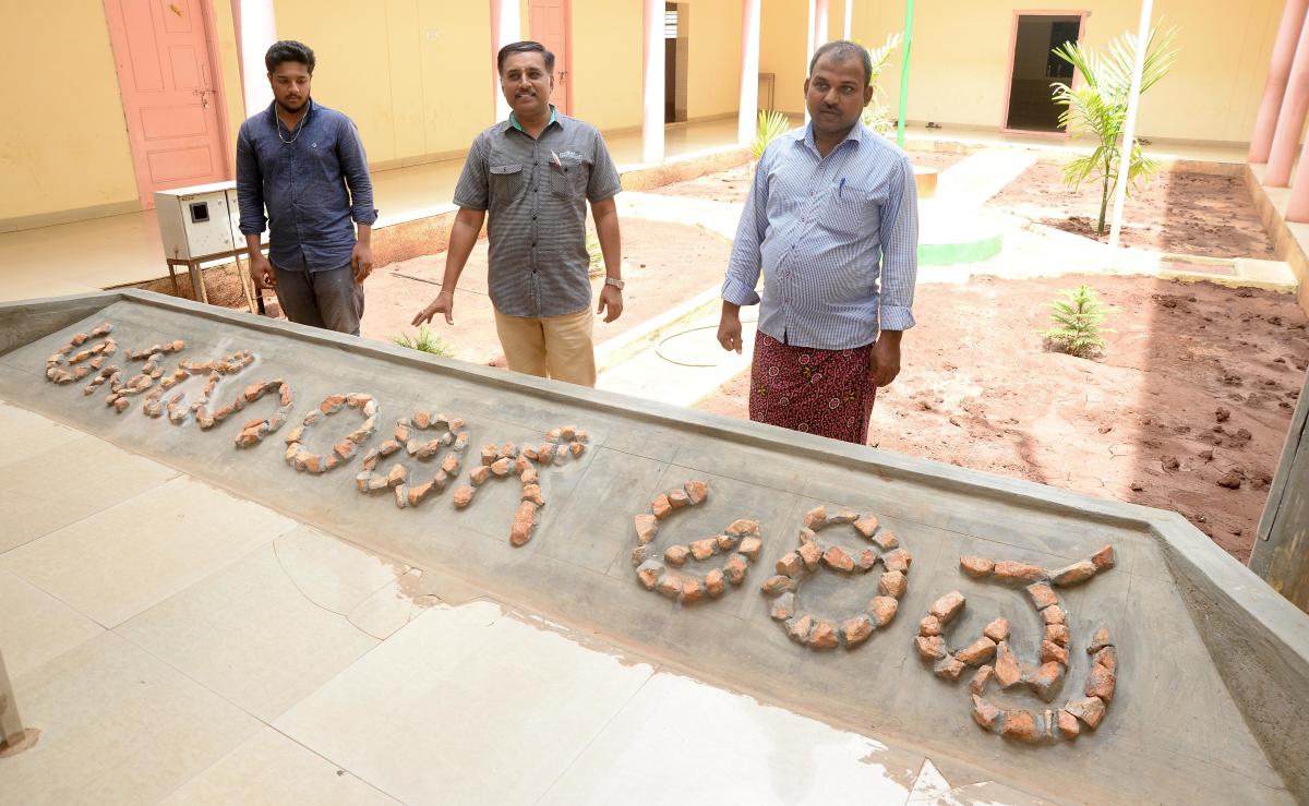 ದಾವಣಗೆರೆ ಆವರಗೆರೆಯಲ್ಲಿರುವ ಸರ್ಕಾರಿ ಪರಿಶಿಷ್ಟ ವರ್ಗಗಳ ಮೆಟ್ರಿಕ್ ನಂತರದ ಬಾಲಕರ ವಿದ್ಯಾರ್ಥಿನಿಲಯದಲ್ಲಿ ಎಲ್ಲರನ್ನು ಸ್ವಾಗತಿಸುವ ‘ಅನ್ನದೊಂದಿಗೆ ಅರಿವು’ ಘೋಷವಾಕ್ಯ