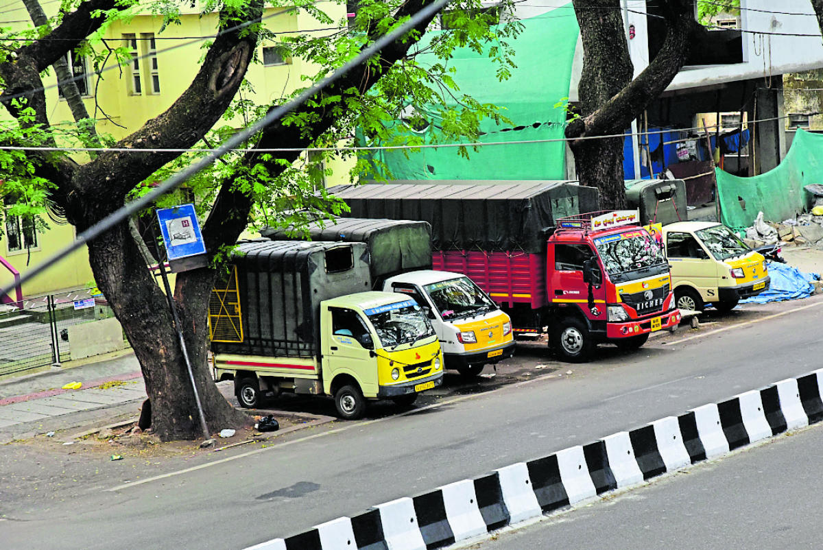 ಬಸವನಗುಡಿಯ ಸುಬ್ಬರಾಮ ಚೆಟ್ಟಿ ರಸ್ತೆ ಬದಿಯ ಮರಗಳ ನಡುವಿನ ಖಾಲಿ ಜಾಗದಲ್ಲಿ ಬಿಡಾರ ಹೂಡಿರುವ ಗೂಡ್ಸ್‌ ವಾಹನಗಳು