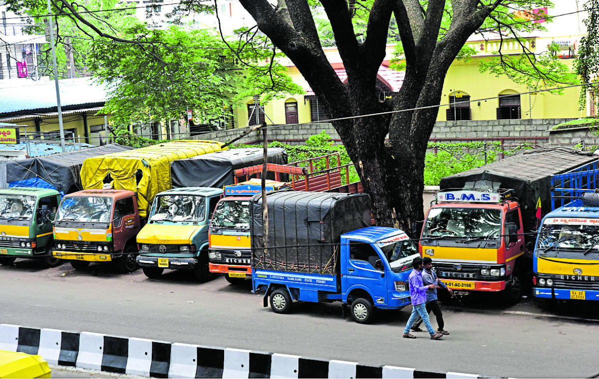 ರಸ್ತೆ ಬದಿ ಜಾಗವನ್ನು ಲಾರಿಗಳು ಆಕ್ರಮಿಸಿಕೊಂಡಿದ್ದರಿಂದ ನಡು ರಸ್ತೆಯಲ್ಲಿಯೇ ವಾಹನ ನಿಲ್ಲಿಸಿಕೊಂಡ ಪರಿ