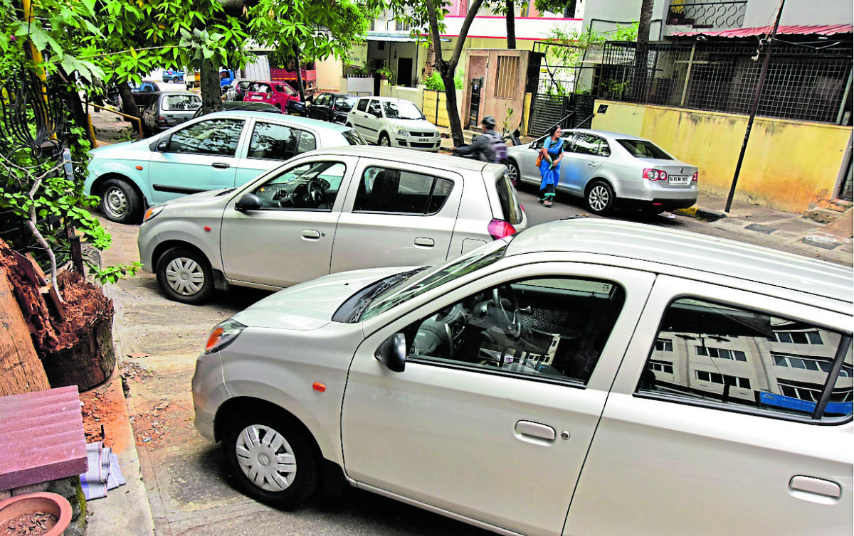 ನೆಟ್ಟಕಲ್ಲಪ್ಪ ಸರ್ಕಲ್‌ ಬಳಿಯ ರತ್ನ ವಿಲಾಸ ರಸ್ತೆಯ ಫುಟ್‌ಪಾತ್‌ಗಳಲ್ಲಿಯೇ ವಾಹನಗಳನ್ನು ನಿಲುಗಡೆ ಮಾಡಲಾಗುತ್ತಿದೆ. ಇದರಿಂದ ಪಾದಚಾರಿಗಳಿಗೆ ಓಡಾಡಲು ರಸ್ತೆ ಇಲ್ಲದಂತಾಗಿದೆ!