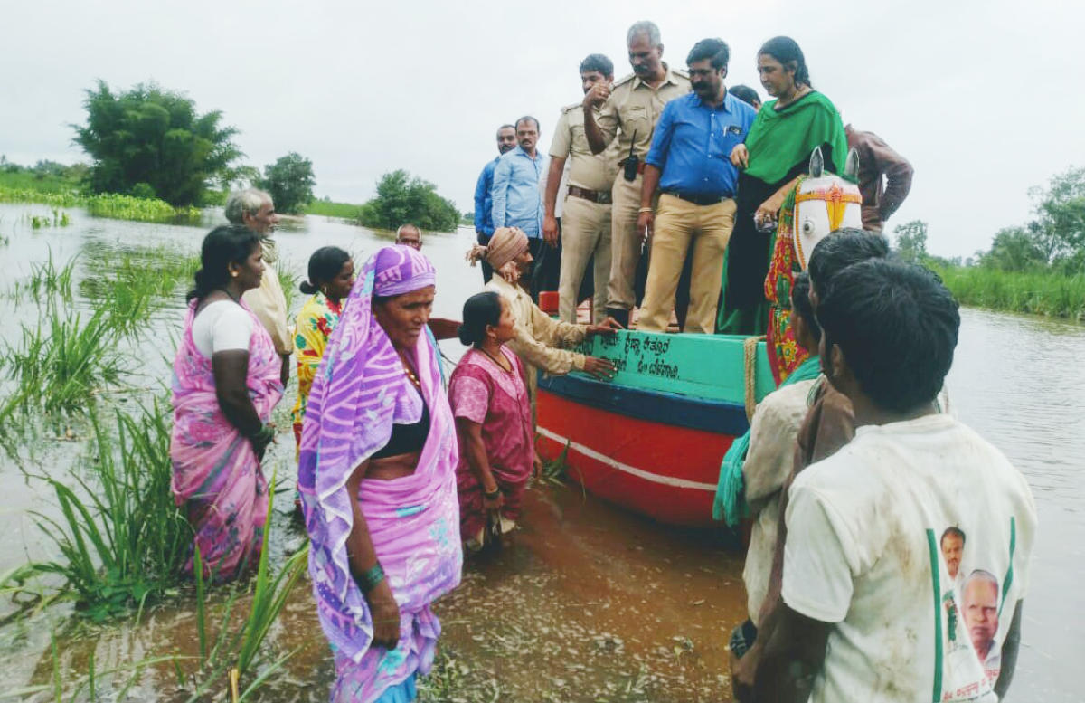 ಮೋಳೆ ಸಮೀಪದ ಬನಜವಾಡ ಗ್ರಾಮದ ನದಿತೀರದ ಜನರನ್ನು ಅಧಿಕಾರಿಗಳು ಶನಿವಾರ ಬೋಟ್ ಮೂಲಕ ಸುರಕ್ಷಿತ ಸ್ಥಳಕ್ಕೆ ಸ್ಥಳಾಂತರಿಸಿದರು