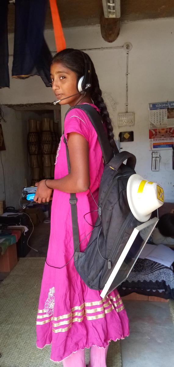ಪರಿಕರಗಳೊಂದಿಗೆ ರೆಕಾರ್ಡಿಂಗ್‌ಗಾಗಿ ಹೊರಟ ವಿದ್ಯಾರ್ಥಿನಿ