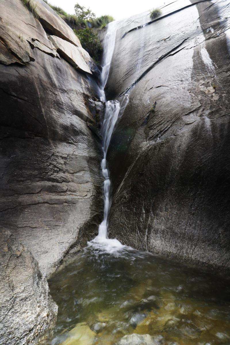 ಎರಡು ದೊಡ್ಡ ಬಂಡೆಗಳ ನಡುವೆ ಧುಮ್ಮಿಕ್ಕುವ ಜಲಧಾರೆ