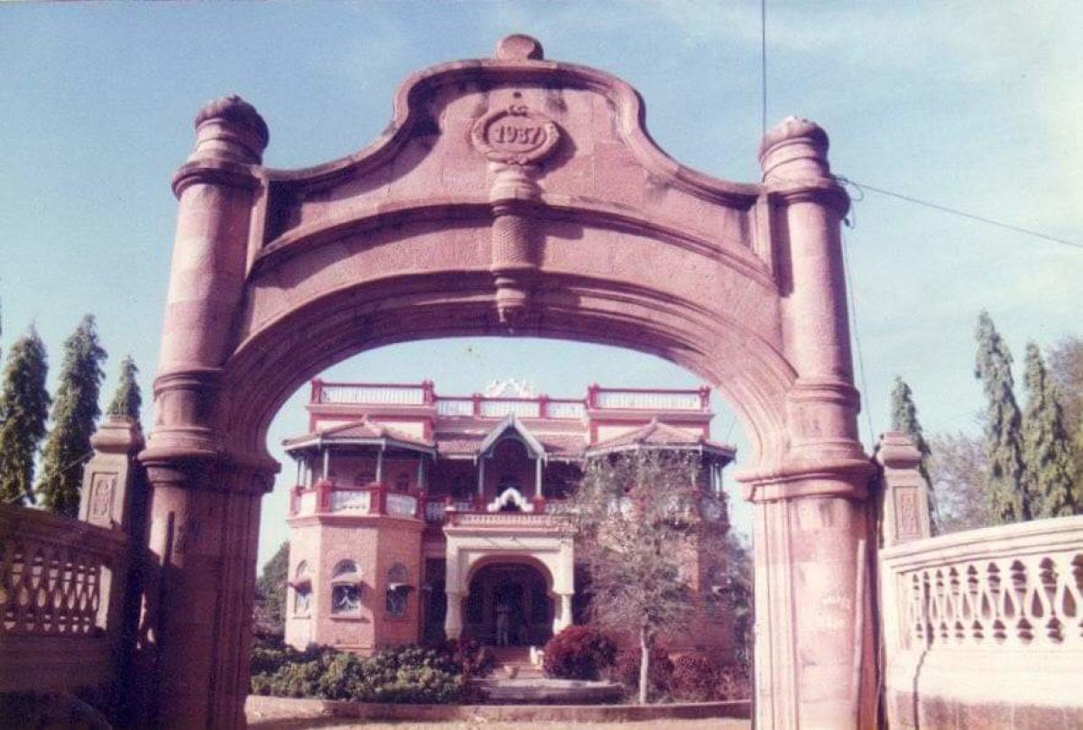 ಬಾಗಲಕೋಟೆಯ ಪಿಂಕ್ ಪ್ಯಾಲೇನ್‌ ಹೊರ ಆವರಣದ ಕಮಾನಿನ ನೋಟ