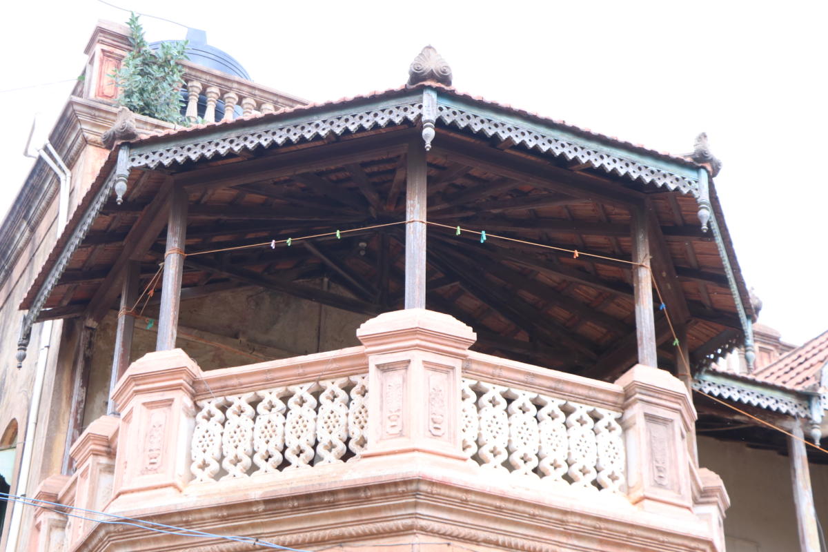 ಬಾಗಲಕೋಟೆಯ ಪಿಂಕ್ ಪ್ಯಾಲೇಸ್‌ನ ಬಾಲ್ಕನಿಯ ನೋಟ